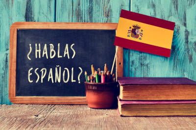 Hablas español? Escrito en una pizarra