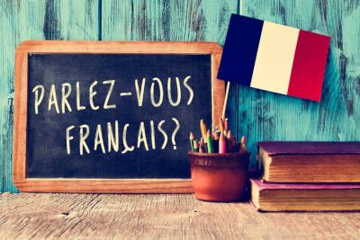 Hablas francés? escrito en una pizarra