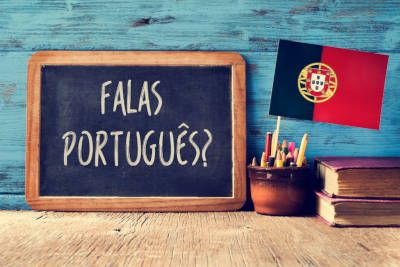 Hablas portugués? escrito en una pizarra